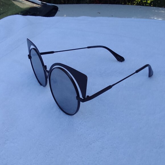 Bundle 2 luxury/vintage/high fashion/beautiful/quality sunglasses, brand new main image 14